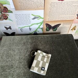 Thread keychain wallet green